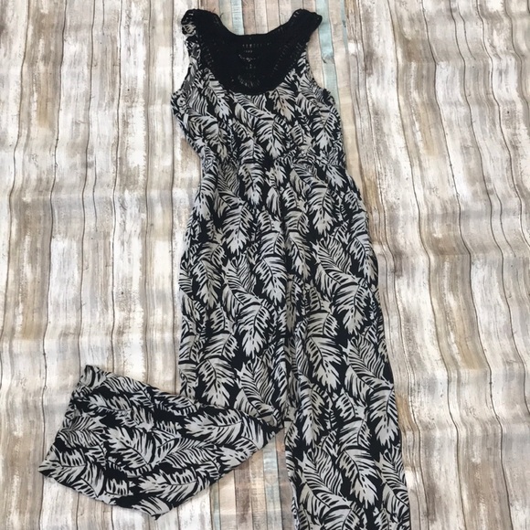 Printed Jumpsuit Open Shoulder Crochet Detail - Picture 2 of 2
